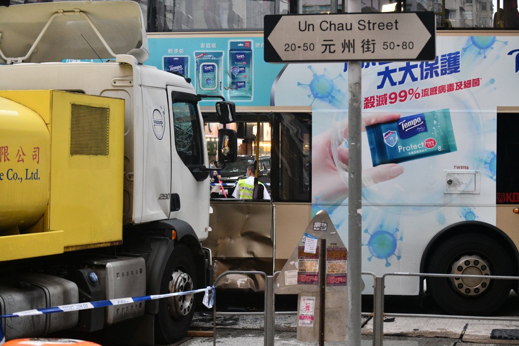 洗街車在深水埗元州街與桂林街交界撼巴士。 資料圖片