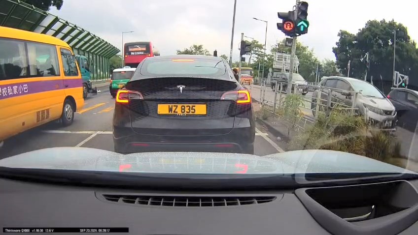 女事主被一輛駛至的重型貨車撞及。網上片段截圖 女事主被一輛駛至的重型貨車撞及。網上片段截圖