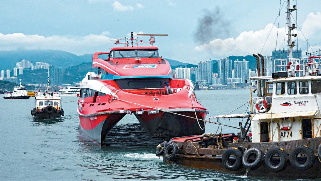 涉事噴射飛航MK2005船頭位置有大約2米長的損毀。