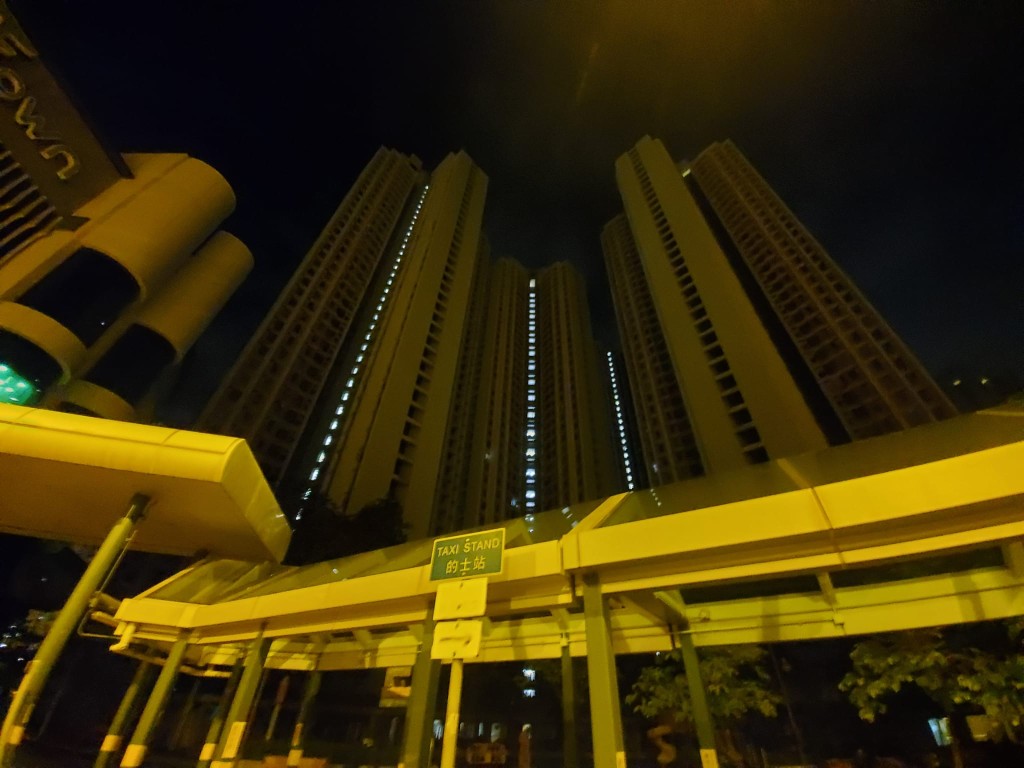 元朗、天水围及屯门区多个屋邨及商场漆黑一片。