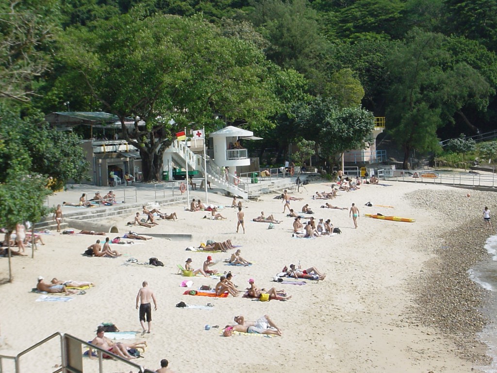 中湾泳滩位于港岛东南部，邻近浅水湾及南湾。网图
