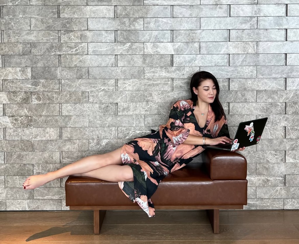 廖碧兒早前發放最新一輯福利圖，一襲低胸短裙盡騷其豐胸美腿。