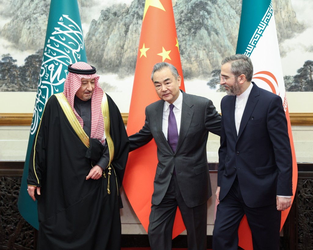 王毅在北京會見沙地阿拉伯外交副大臣胡萊吉（左）及伊朗外交部副部長巴蓋里（右）。