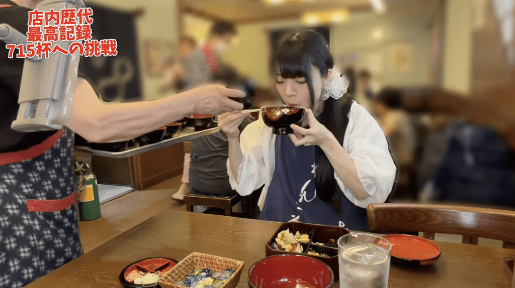 女侍应不停加面。