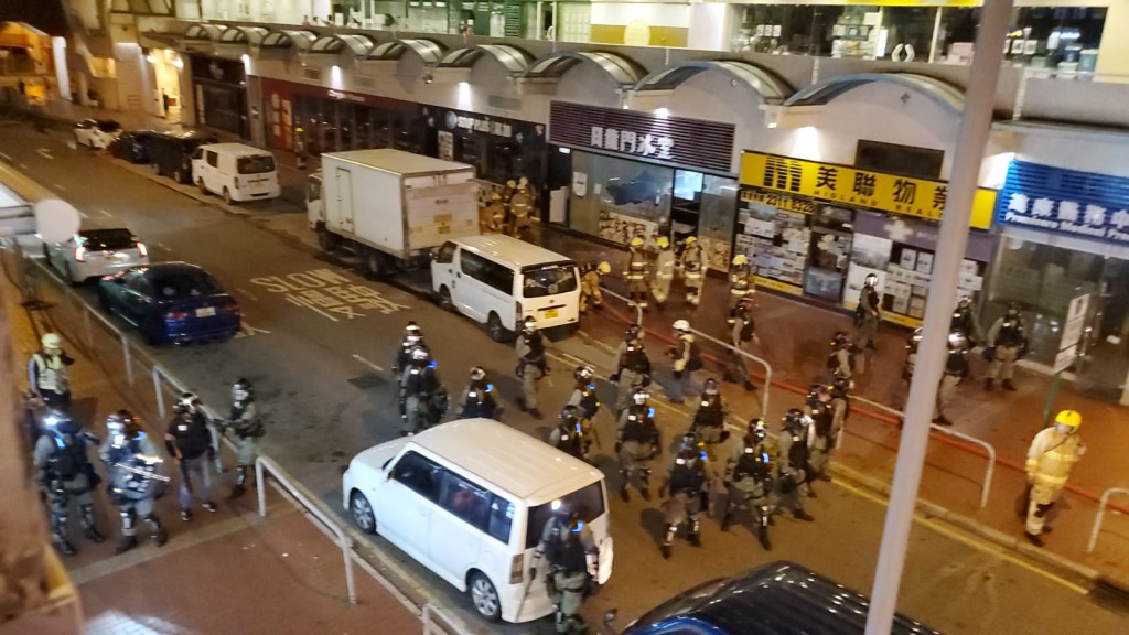 警方屯門放催淚彈驅散黑衣示威者