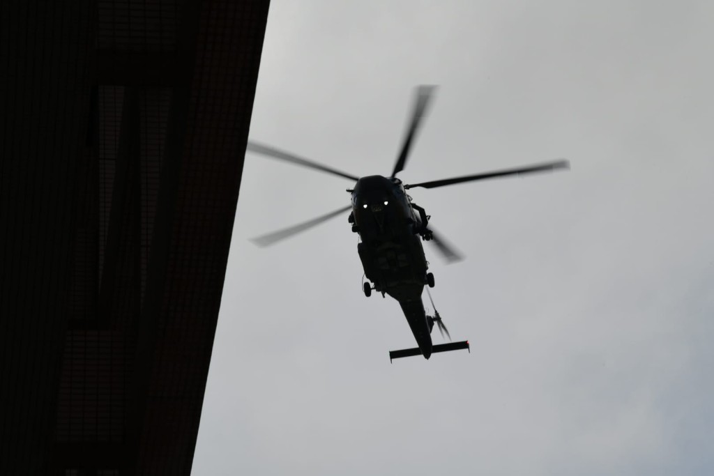男子由直升機救起送院。