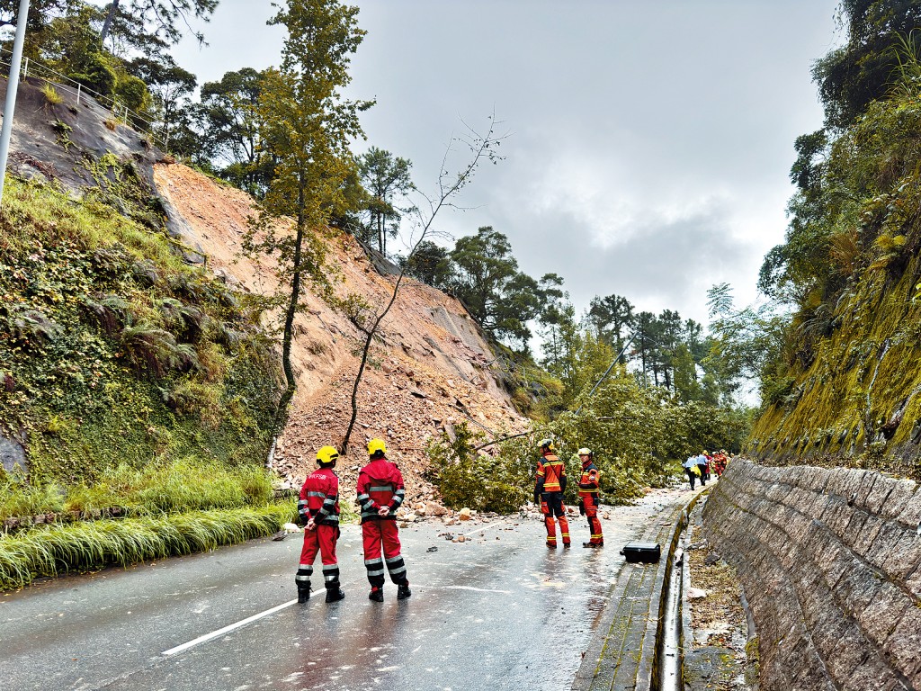 大埔新娘潭路山泥倾泻，来回方向行车线封闭。