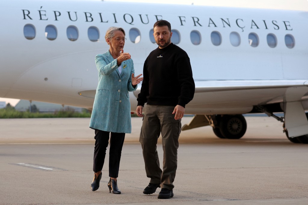 泽连斯基周日乘坐飞机抵达巴黎西南部一个空军基地，法国总理博尔内到机场迎接。路透