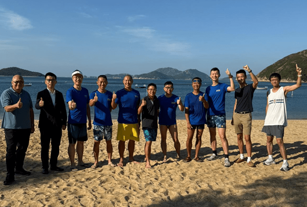成功泳渡北海峽的校友梁俊㬢(左五)於淺水灣泳灘帶領游泳活動。(學校提供) 成功泳渡北海峽的校友梁俊㬢(左五)於淺水灣泳灘帶領游泳活動。(學校提供)