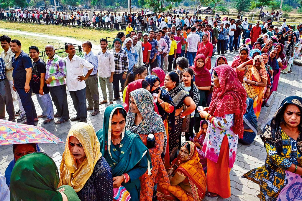 印度選民在北部昌迪加爾市票站排長龍投票。