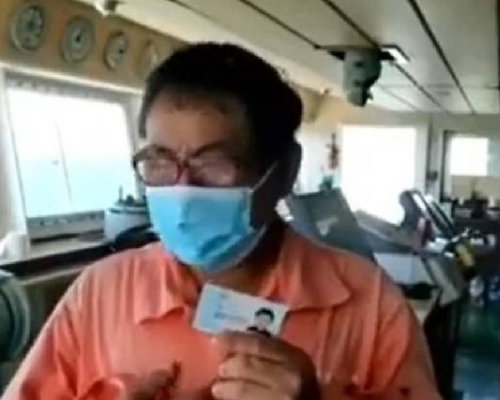 「弘進輪」一名船員手持中國身份證在互聯網發短片求援。網上片段截圖