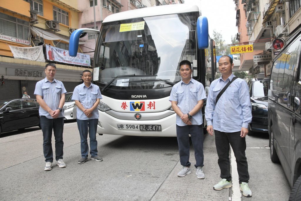 李春儒（左二）将和其他外劳司机一起于本月中参加驾驶考试。    黄伟强摄