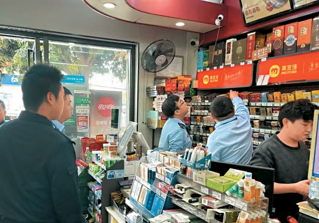 監管人員檢查美宜佳出售的香煙。
