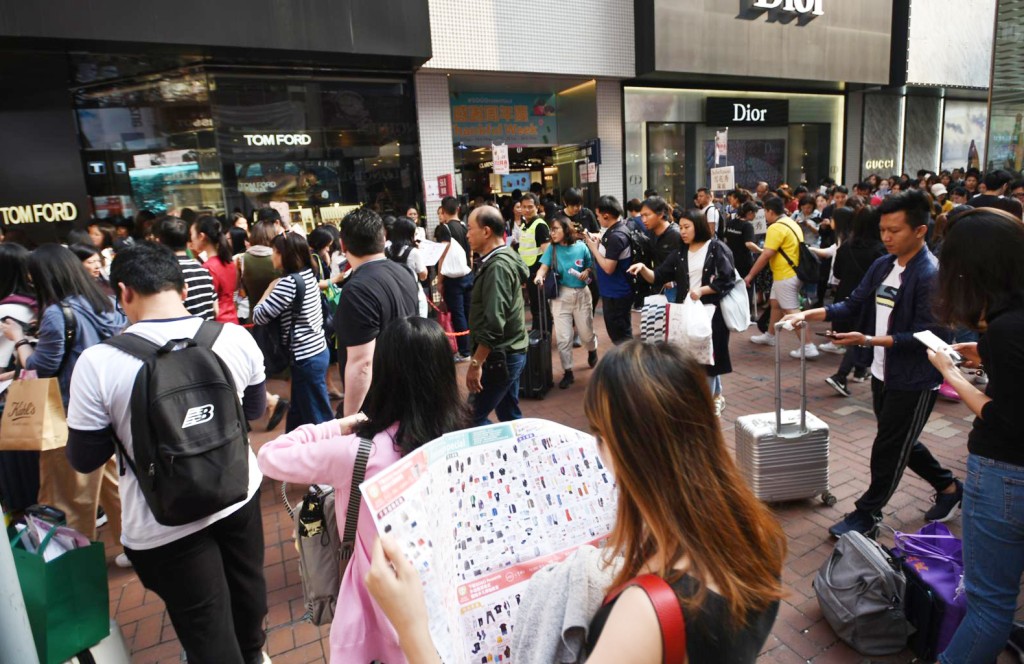 大批旅客、市民入場掃貨。