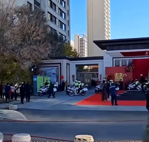 內蒙古有婚車公司找人「冒警」為迎親隊開路被罰。青城公安