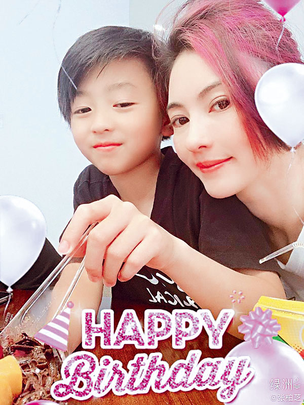 栢芝染了粉紅色頭髮，與Quintus開心切蛋糕。