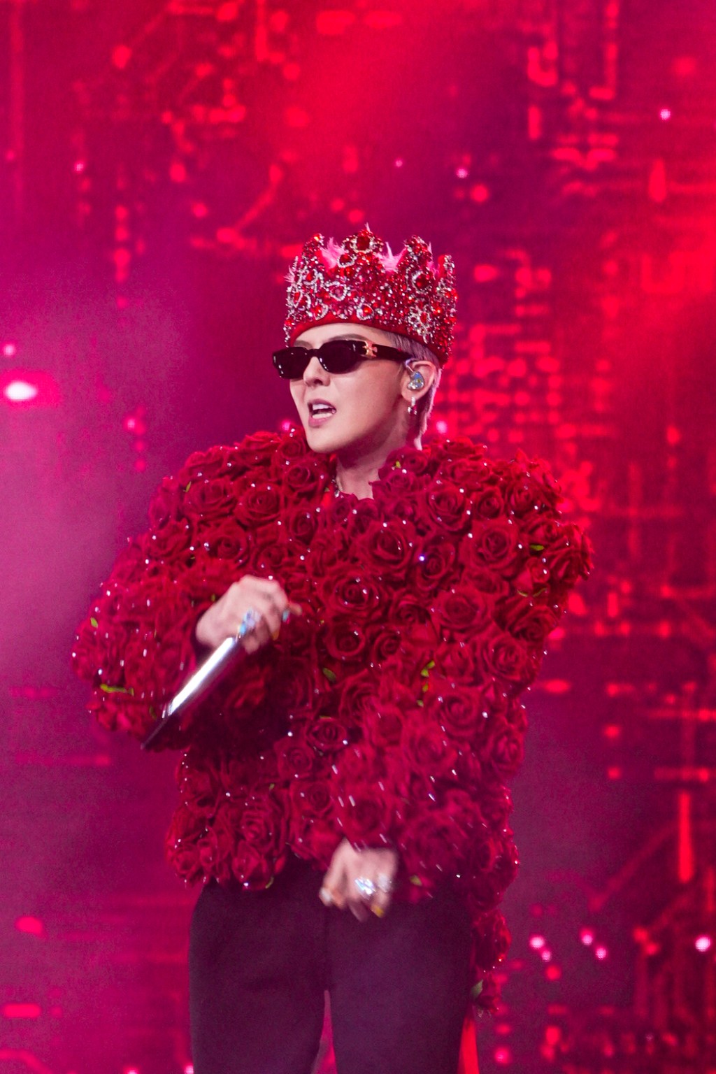 G-Dragon上月於他的2025世巡演唱會澳門站,以華麗造型配襯Pomellato閃亮珠寶,其舞台造型絕不令人失望! G-Dragon上月於他的2025世巡演唱會澳門站,以華麗造型配襯Pomellato閃亮珠寶,其舞台造型絕不令人失望!