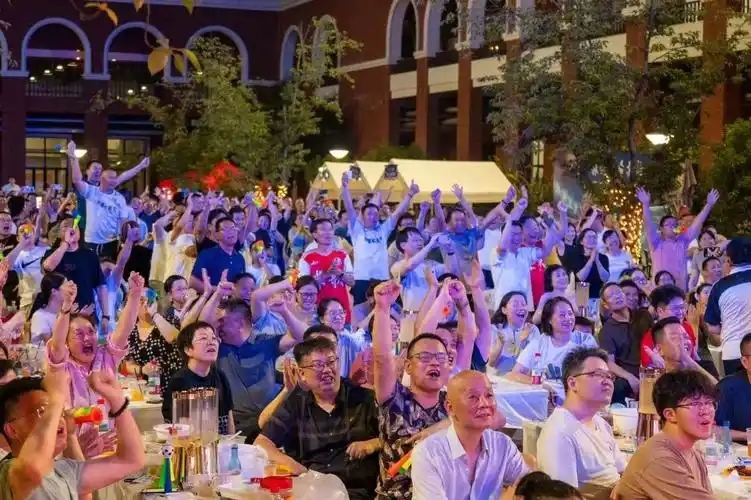 「蘇超」火爆，消費熱情與賽場激情同頻共振。