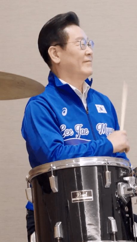 初次體驗的李在明則興致十足地加入即興演奏,並透過發言人感嘆:「完成了人生的願望,我從小就希望能打鼓。」X@Jaemyung_Lee 初次體驗的李在明則興致十足地加入即興演奏,並透過發言人感嘆:「完成了人生的願望,我從小就希望能打鼓。」X@Jaemyung_Lee