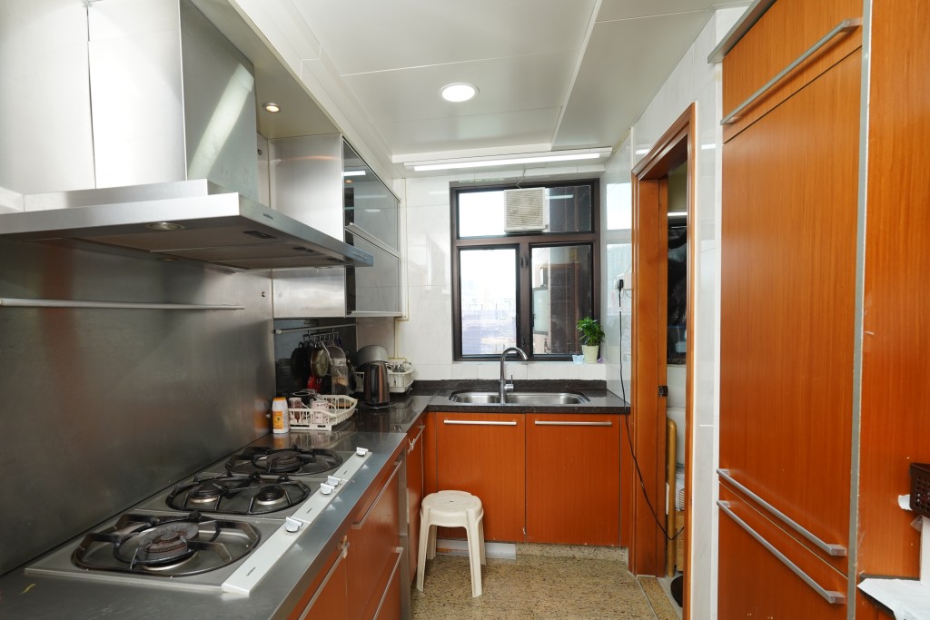 廚房廚電齊備，又裝有通風窗，方便住客下廚。