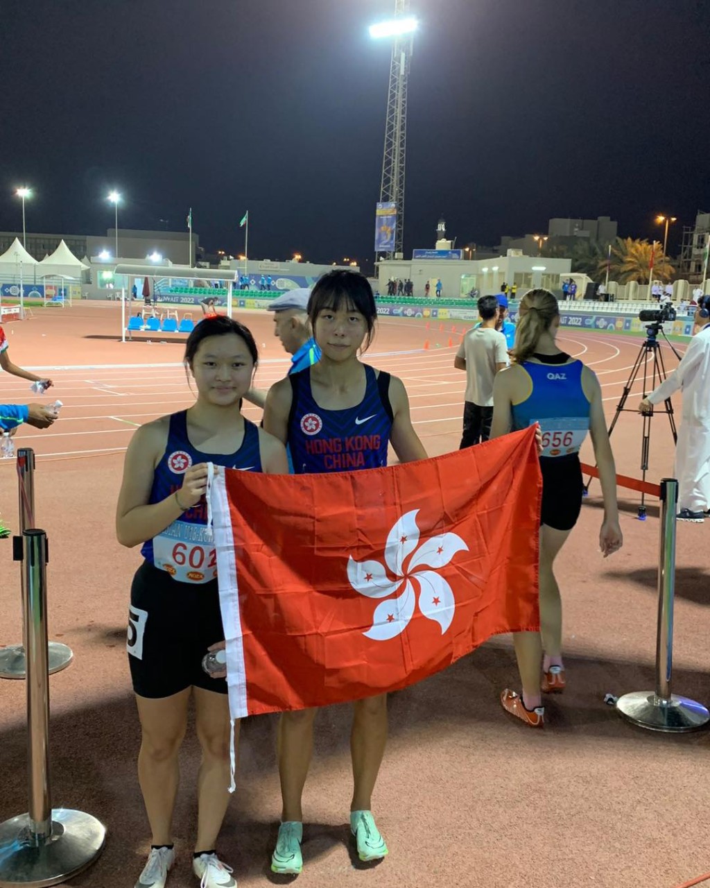 邓焯文(左)与李紫桃在100米跑分别拿到第5及铜牌。 香港田径总会图片