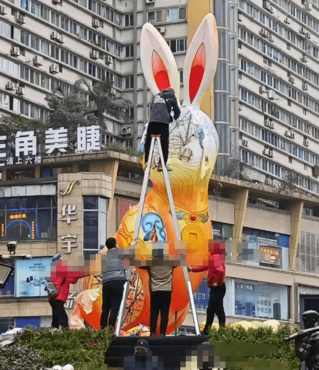 网上图片显示，工作人员正在拆除巨型兔仔灯饰。