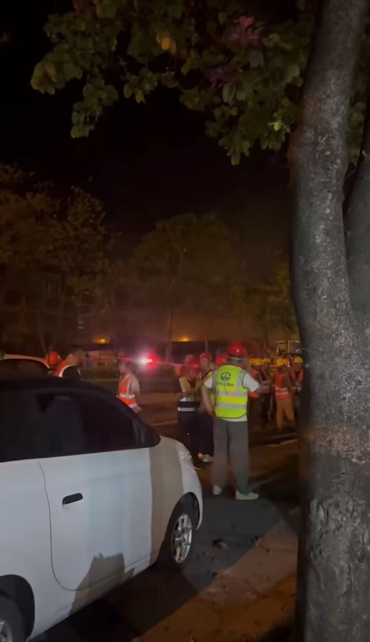 18日晚灾区再发生5.2级地震，正在抢修的工人走到空旷地方避险。小红书