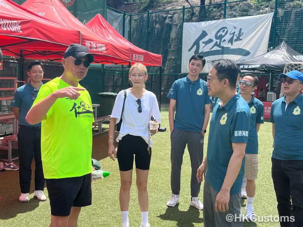 海關關長陳子達親臨現場主持開球禮為球員打氣。 海關關長陳子達親臨現場主持開球禮為球員打氣。