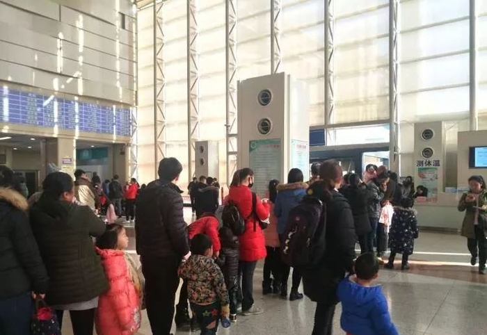 呼吸道合胞病毒爆發季節,醫院都擠滿兒童及家長。 新聞晨報資料圖 呼吸道合胞病毒爆發季節,醫院都擠滿兒童及家長。 新聞晨報資料圖