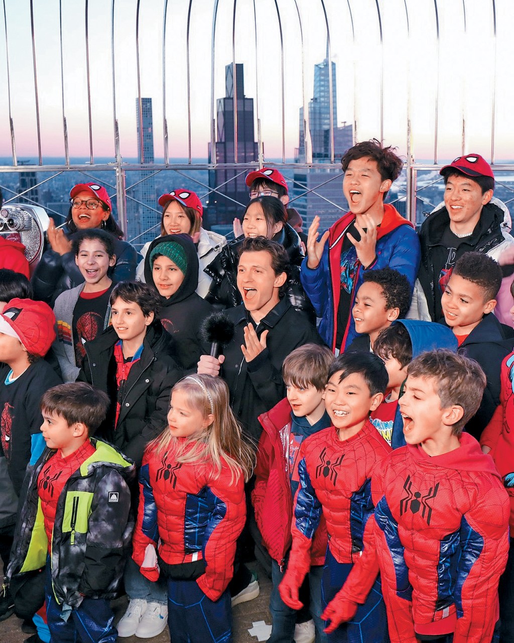 湯姆與一群扮成蜘蛛俠的fans見面。