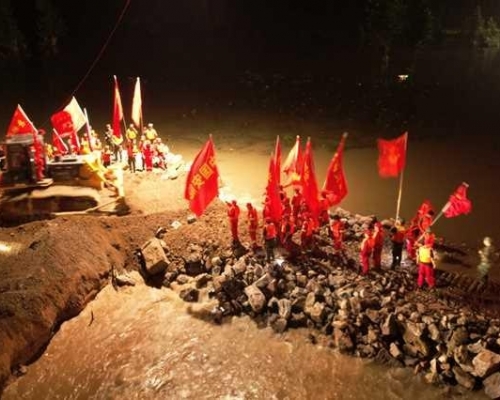 解放軍、武警部隊官兵及中國安能集團救援人員共同慶祝河南鶴壁衛河決口合龍成功。中國安能