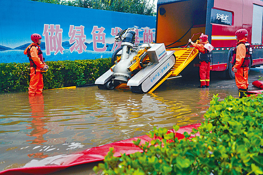河北邢台多處水浸,消防員忙於排水。