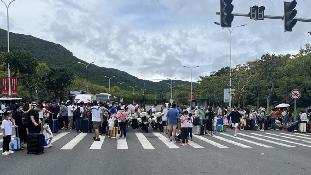 網上瘋傳大批遊客擠滿前往機場的馬路。網圖