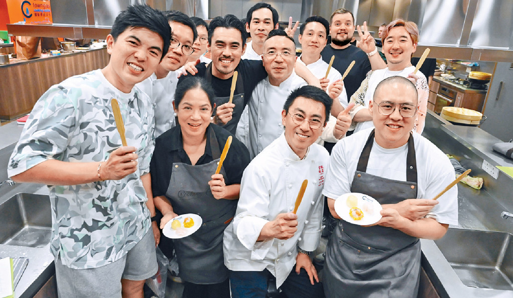 ■國際著名大廚遊港參加點心工作坊，港廚師傾囊相授，菲律賓名廚Margarita Forés（左二）形容此體驗是無價之寶。
