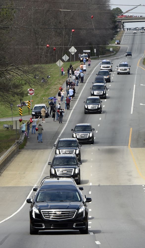 灵车所经过的道路不少人停下车向葛培理作最后敬意。AP 