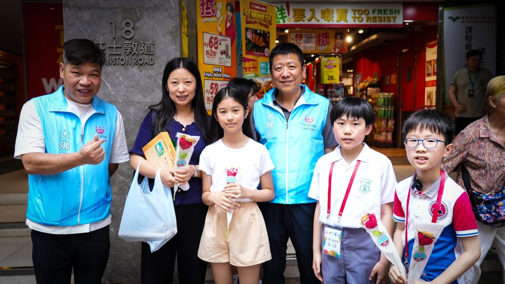 吳小姐表示,收到手工編織花和巧克力,讓她感到很開心。 吳小姐表示,收到手工編織花和巧克力,讓她感到很開心。