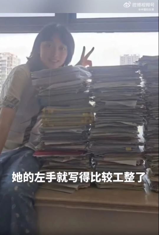 韓詩雨在高考前30天摔傷右手練成左手寫字。  圖片：中國婦女報