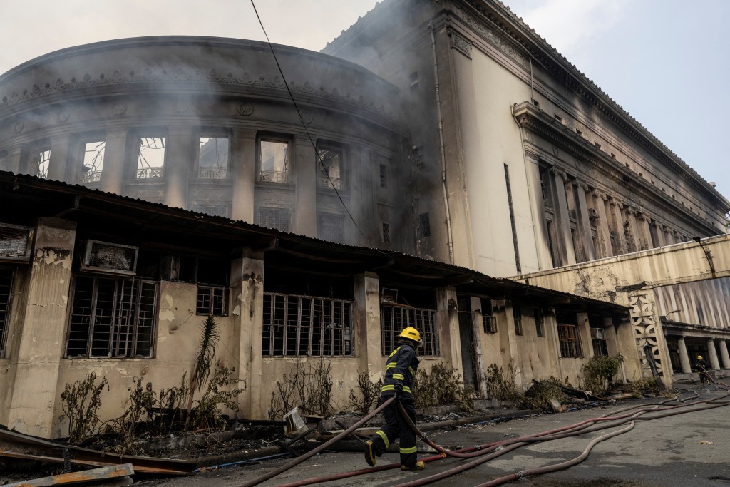 马尼拉中央邮局大火在翌日早上始被扑灭。(路透社)