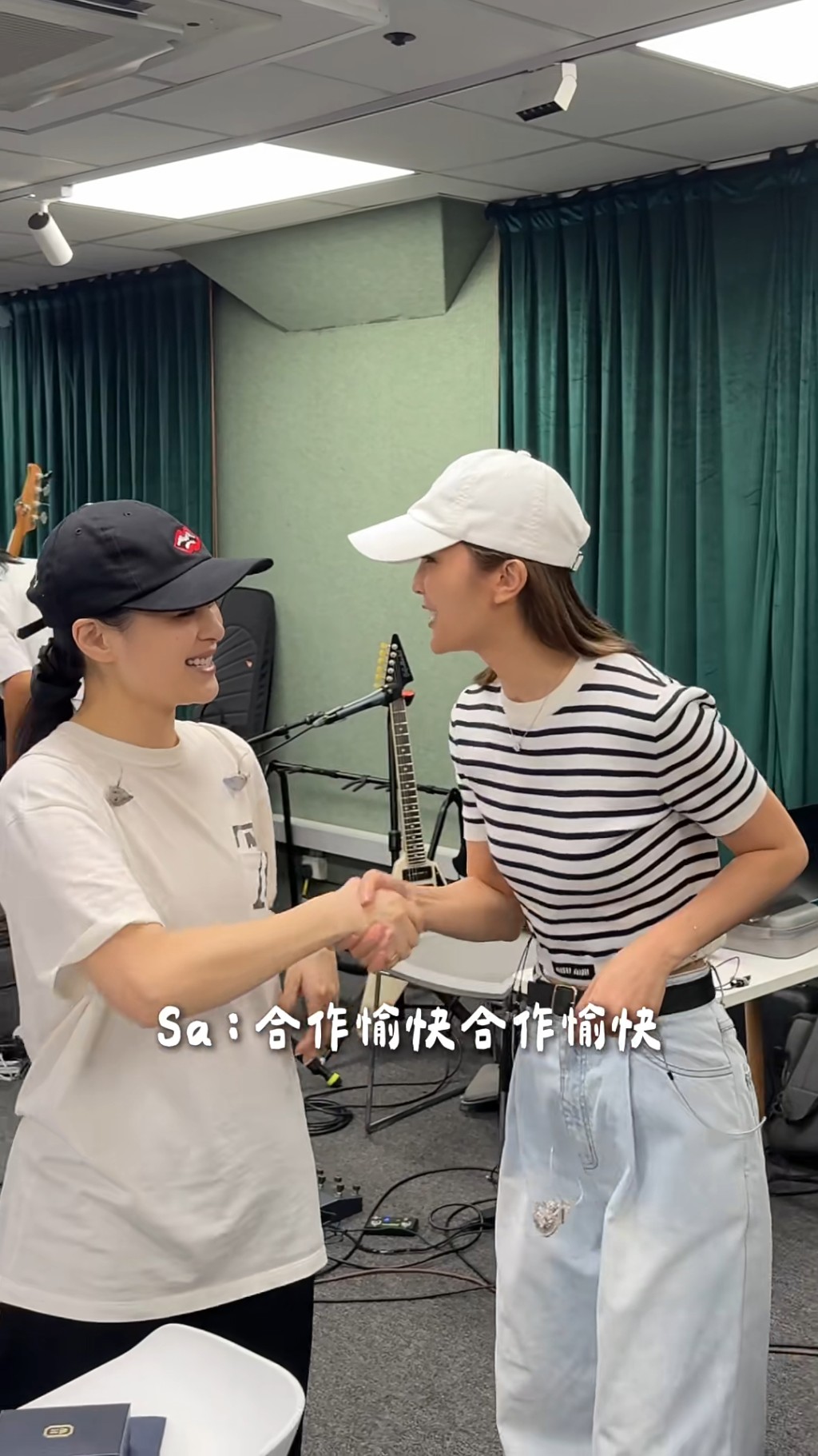霍汶希在旁搞笑地說：「禮成，好實淨，打風都打唔甩。」