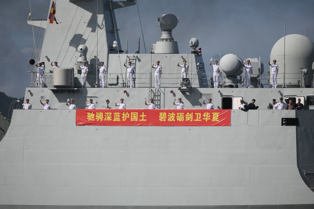 艦上亦掛有橫幅「馳騁深藍護國土,碧波礪劍衞華夏」。 艦上亦掛有橫幅「馳騁深藍護國土,碧波礪劍衞華夏」。