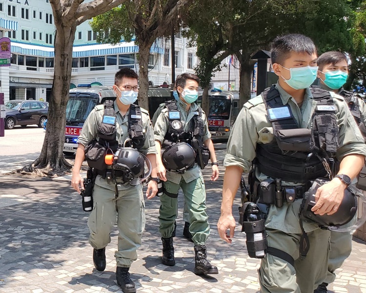 防暴警在尖沙嘴太空館及梳士巴利公園一帶巡邏。
