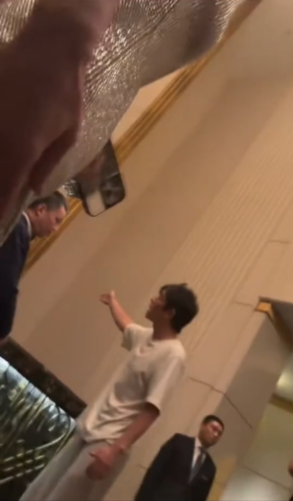 陳冠希在上海半島酒店與工作人員發生爭執。 陳冠希在上海半島酒店與工作人員發生爭執。