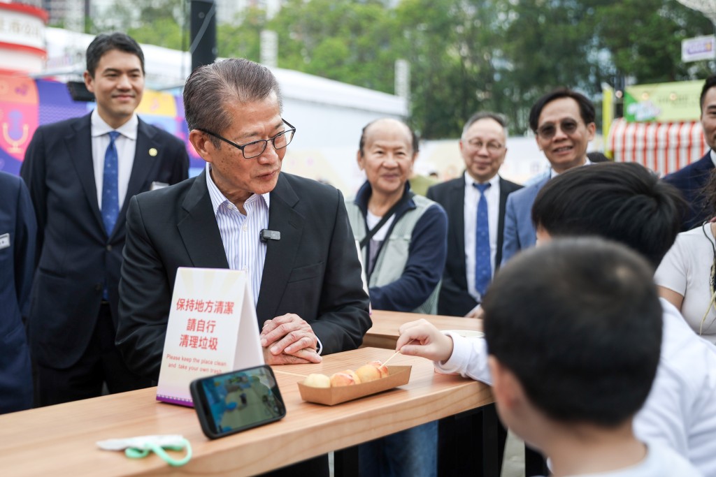 財政司司長陳茂波到小食攤擋。