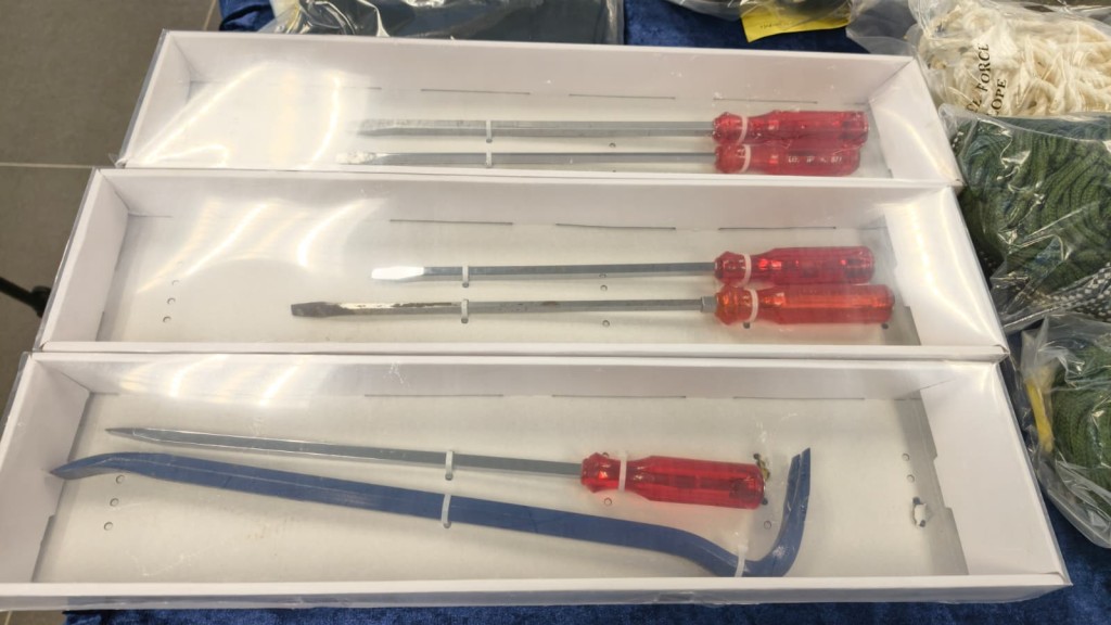 警方於匿藏地點檢獲爆竊工具,包括鐵筆,剪鉗、爬繩工具及犯案時所穿衣物。 警方於匿藏地點檢獲爆竊工具,包括鐵筆,剪鉗、爬繩工具及犯案時所穿衣物。
