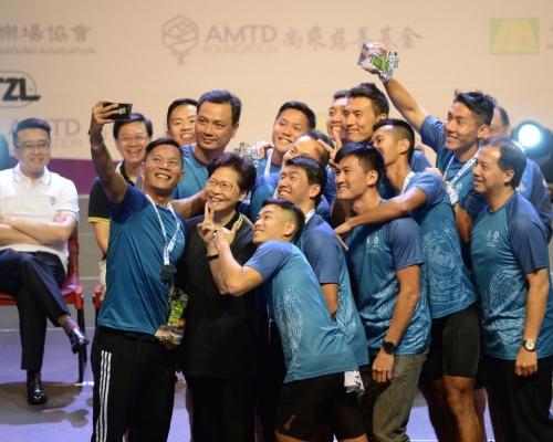 林郑月娥（中）与攀爬比赛健将合照。