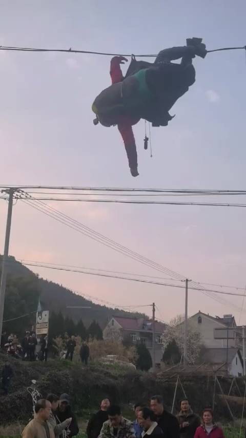 男子玩滑翔傘遇意外急降，跌落一條電線上「半天吊」。 網片截圖