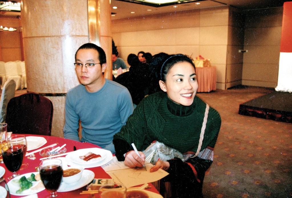 王菲與謝霆鋒拍拖前，曾嫁北京音樂人竇唯，並誕下大女竇靖童，不過兩人在1999年6月宣布離婚。