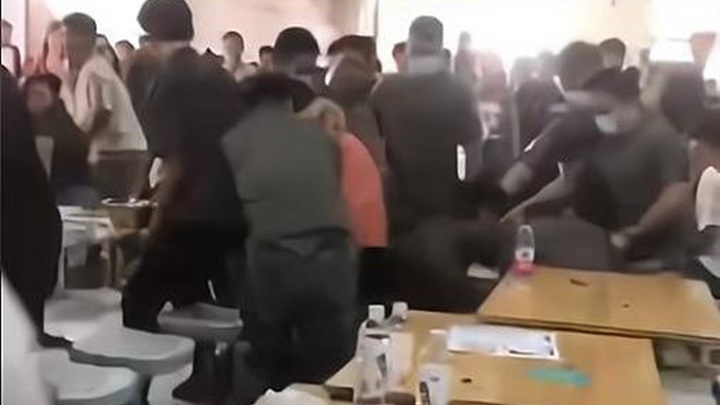 網傳重慶一職校日前發生軍教官打學生事件，官方指消息不實。網上圖片