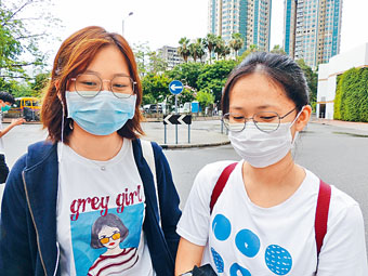 ■徐同學(左)及譚同學均選擇棄答,徐同學坦言「解題思路與特首不同」,擔心題目又因傷害民族感情,捲入政治爭議而取消;譚同學則認為考核的「觀點」不明顯,令她難以判斷。