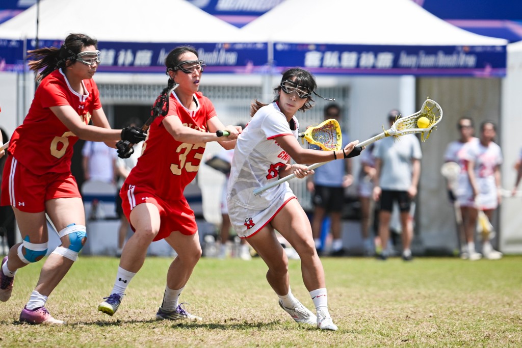 香港女子隊（白衫)在決賽中力拼中國隊。公關提供